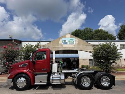 Peterbilt 579 Day Cab Truck - Detroit 500HP, 10 Speed Manual
