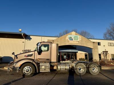 Peterbilt 579 Day Cab Truck - Detroit 500HP, 13 Speed Manual
