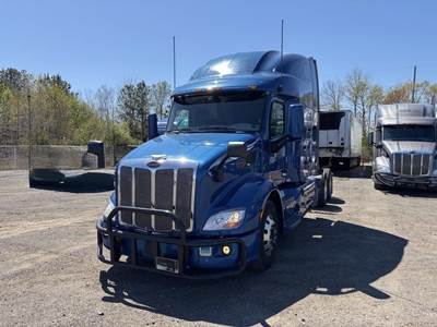 Peterbilt 579 Sleeper Semi Truck - Raised Roof Sleeper, Paccar 455HP, 12 Speed Amt