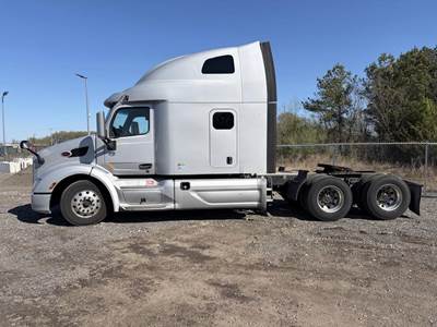 Peterbilt 579 Sleeper Semi Truck - Raised Roof Sleeper, Paccar 455HP, 12 Speed Amt