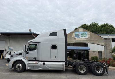 Peterbilt 579 Sleeper Semi Truck - Raised Roof Sleeper, Paccar 455HP, 12 Speed Amt