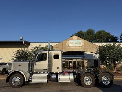 Peterbilt 589 Sleeper Semi Truck - 40" Flat Top Sleeper, Cummins 565HP, 18 Speed Manual