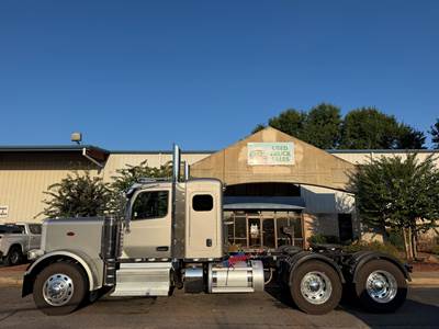 Peterbilt 589 Sleeper Semi Truck - 40" Flat Top Sleeper, Cummins 565HP, 18 Speed Manual