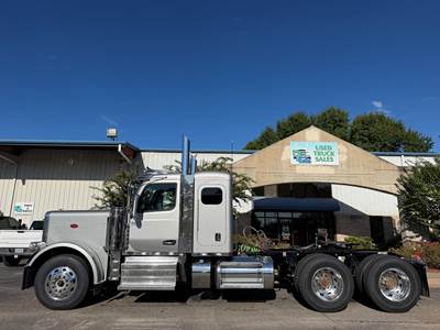 Peterbilt 589 Sleeper Semi Truck - 40" Flat Top Sleeper, Cummins 565HP, 18 Speed Manual