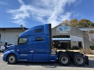 Volvo VNL64T760 Sleeper Semi Truck - 70" Raised Roof Sleeper, D13 425HP, 12 Speed I Shift Amt