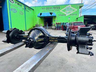 2004 Spicer RA472 Front Axle Assembly