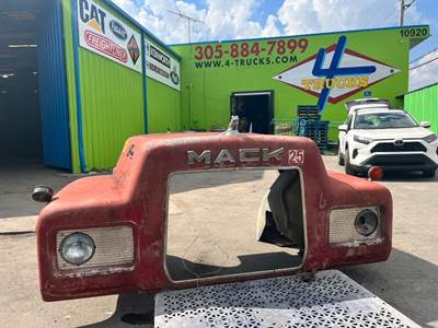 1986 Mack R688ST Hood