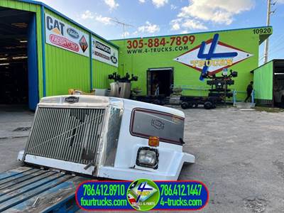 2001 Volvo ACL AUTOCAR Hood