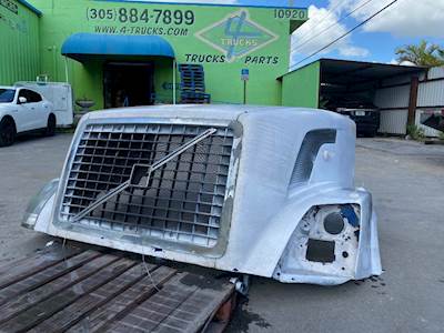2005 Volvo VNL Hood