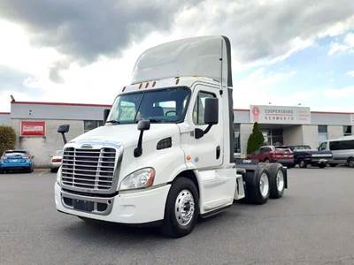 Freightliner Cascadia 113 Day Cab Truck - Cummins 425HP, 10 Speed Manual