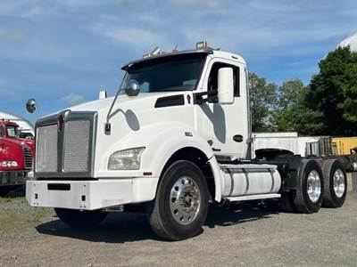 Kenworth T880 Day Cab Truck - Cummins 500HP, 10 Speed Manual
