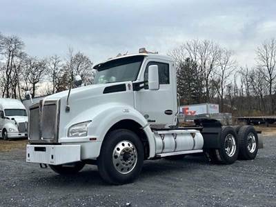 Kenworth T880 Day Cab Truck - Cummins 500HP, 10 Speed Manual