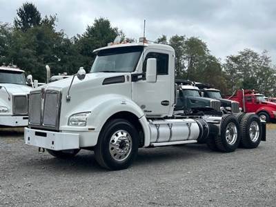 Kenworth T880 Day Cab Truck - Cummins 500HP, 10 Speed Manual