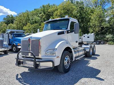 Kenworth T880 Day Cab Truck - Cummins 400HP, 10 Speed Manual