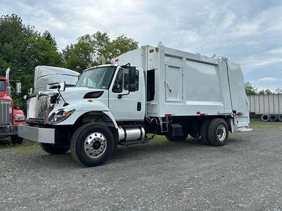 International WorkStar 7400 Single Axle Garbage Truck - MAXXFORCE 9, 260HP, Automatic