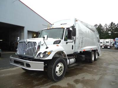 International WorkStar 7400 Garbage Truck - MAXXFORCE 9, 310HP, Automatic