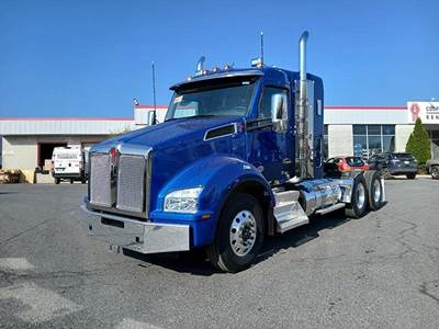 Kenworth T880 Sleeper Semi Truck - 40" Flat Top Sleeper, Paccar 510HP, 13 Speed Manual