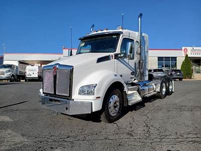 Kenworth T880 Sleeper Semi Truck - 40" Flat Top Sleeper, Paccar 510HP, 13 Speed Manual