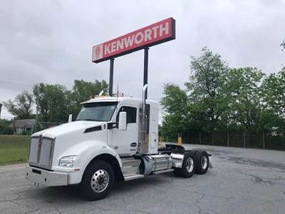 Kenworth T880 Sleeper Semi Truck - 40" Flat Top Sleeper, Paccar 455HP, 12 Speed Manual