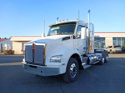 Kenworth T880 Sleeper Semi Truck - 40" Flat Top Sleeper, Paccar 455HP, 12 Speed Automatic
