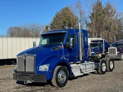 Kenworth T880 Sleeper Semi Truck - 40" Flat Top Sleeper, Paccar 510HP, 18 Speed Manual