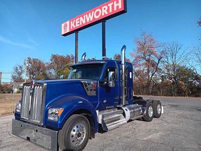 Kenworth W990 Sleeper Semi Truck - 40" Flat Top Sleeper, Cummins 500HP, 12 Speed Endurant Amt