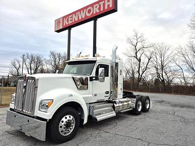 Kenworth W990 Sleeper Semi Truck - 40" Flat Top Sleeper, Cummins 500HP, 12 Speed Endurant Amt