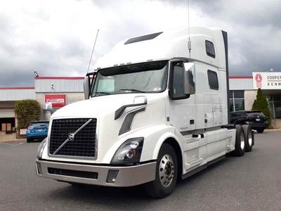Volvo VNL64T780 Sleeper Semi Truck - 77" Raised Roof Sleeper, D13 500HP, 12 Speed Automatic