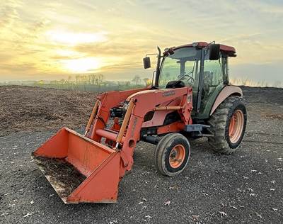 Kubota M7040 Tractor