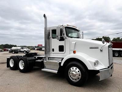 Kenworth T800 Day Cab Truck - Paccar 455HP, 10 Speed Manual