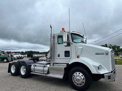 Kenworth T800 Day Cab Truck - Paccar 485HP, 13 Speed Manual