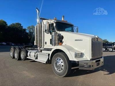 Kenworth T800 Tri Axle Day Cab Truck - Cummins 565HP, 18 Speed Manual