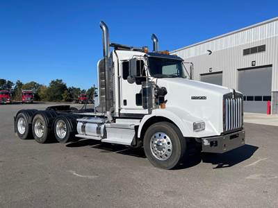 Kenworth T800 Tri Axle Day Cab Truck - Cummins 565HP, 18 Speed Manual