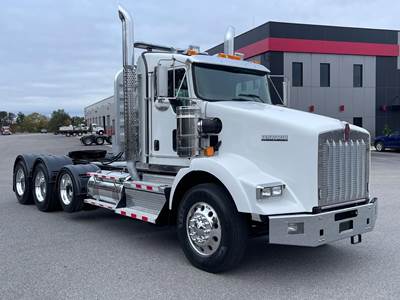 Kenworth T800 Tri Axle Day Cab Truck - Cummins 565HP, 18 Speed Manual
