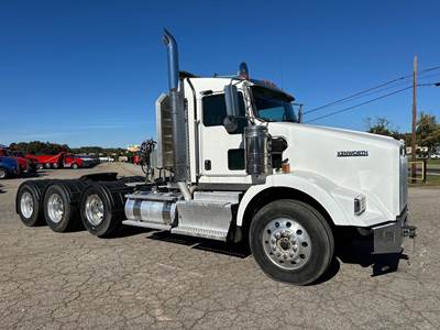 Kenworth T800 Tri Axle Day Cab Truck - Cummins 550HP, 18 Speed Manual