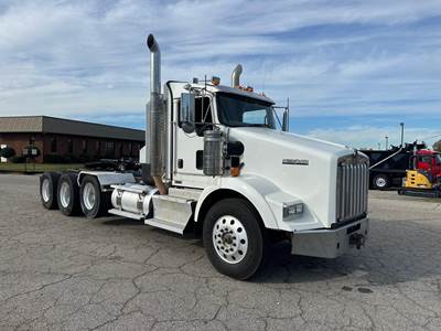 Kenworth T800 Tri Axle Day Cab Truck - Cummins 550HP, 18 Speed Manual