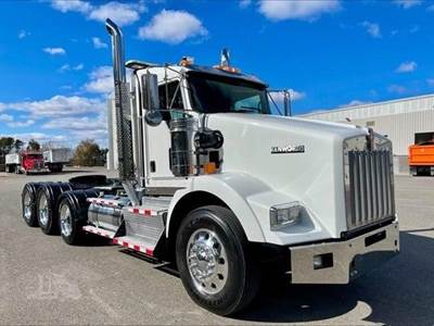 Kenworth T800 Tri Axle Day Cab Truck - Cummins 550HP, 18 Speed Manual