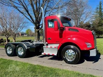 Kenworth T880 Day Cab Truck - Paccar 455HP, Automatic