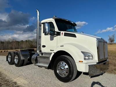 Kenworth T880 Day Cab Truck - Paccar 455HP, 10 Speed Manual