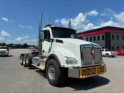 Kenworth T880 Tri Axle Day Cab Truck - Cummins 565HP, 18 Speed Manual