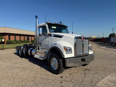 Kenworth T880S Tri Axle Day Cab Truck - Cummins 565HP, 18 Speed Manual