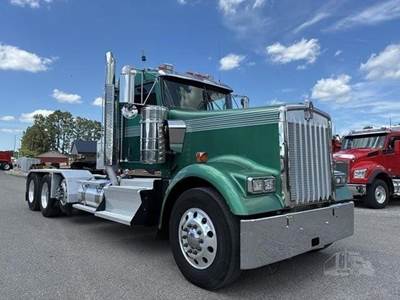 Kenworth W900 Tri Axle Day Cab Truck - Cummins 600HP, 18 Speed Manual