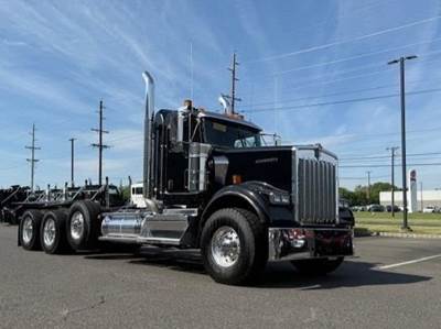 Kenworth W900B Tri Axle Day Cab Truck - Cummins 605HP, 18 Speed Manual