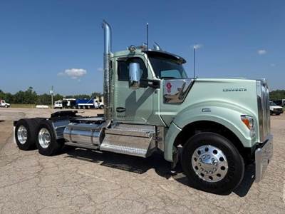 Kenworth W990 Day Cab Truck - Cummins 565HP, 18 Speed Manual