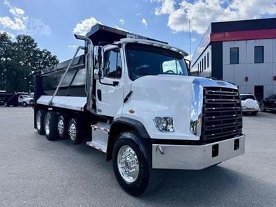 Freightliner 108SD Quad Axle Dump Truck - Cummins 370HP, 6 Speed Allison Rds Automatic, 17.5' Dump