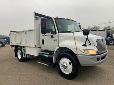 International DuraStar 4300 Flatbed Truck - 225HP, 5 Speed Automatic, Liftgate
