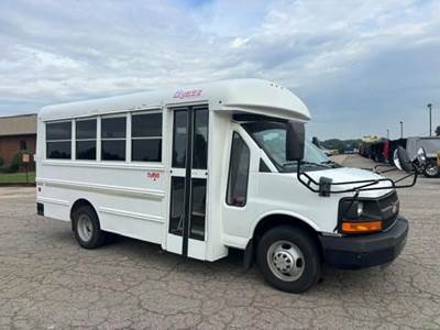 Chevrolet Express 3500 Single Axle Truck - 305HP, Automatic
