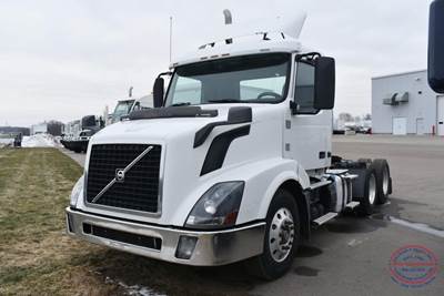 Volvo VNL64T300 Day Cab Truck - D13 405HP, 12 Speed Automatic