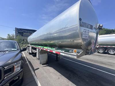 Heil 8800/4 32' Tandem Axle Aluminum Fuel Tanker Trailer - Air Ride, Fixed Axle