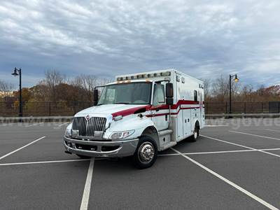 International 4300 PL-Custom Ambulance